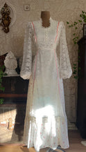 Load image into Gallery viewer, Beautiful 1970’s Vintage Rose Print and Lace Dress
