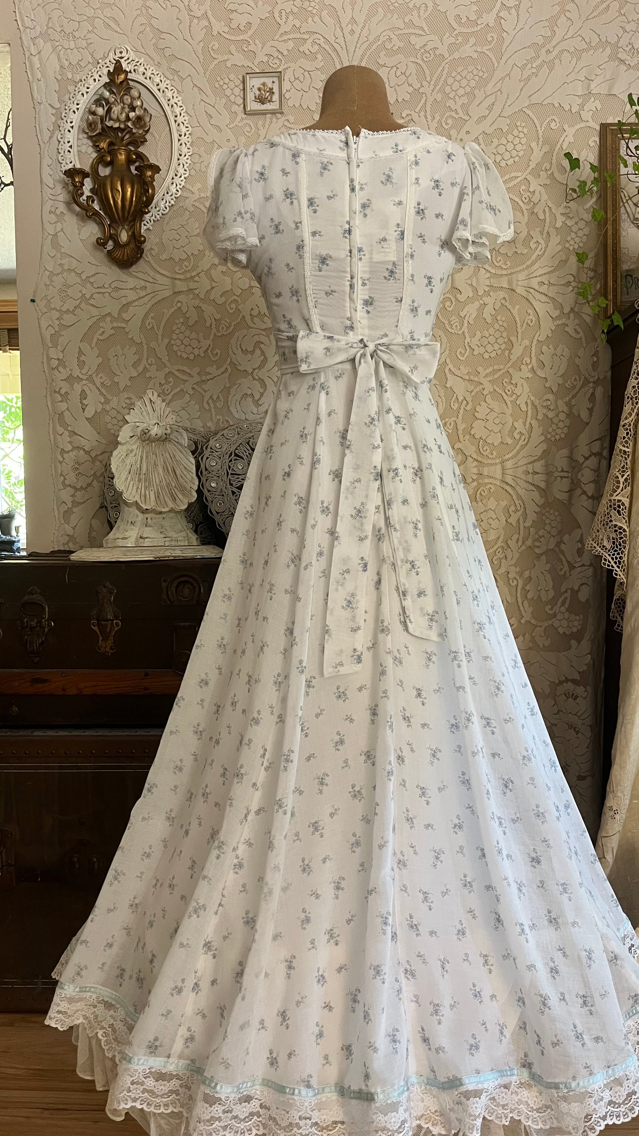 1970’s vintage blue floral print Gunne sax maxi dress