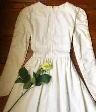 Load image into Gallery viewer, Amazing 1970&#39;s vintage poplin and crochet Gunne Sax dress
