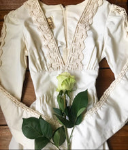 Load image into Gallery viewer, Amazing 1970&#39;s vintage poplin and crochet Gunne Sax dress
