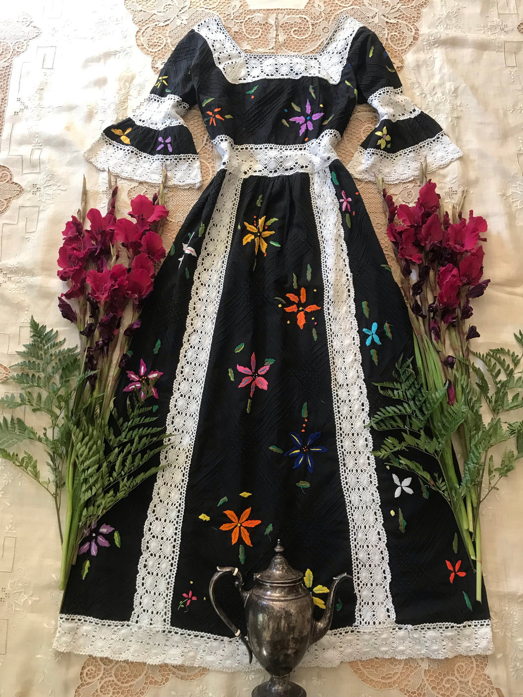 Authentic 1970’s vintage black floral dress from Mexico 🌿⚔️🖤⚔️🌿