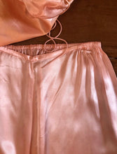 Load image into Gallery viewer, Amazing authentic 1930’s vintage peach satin beach pajama set
