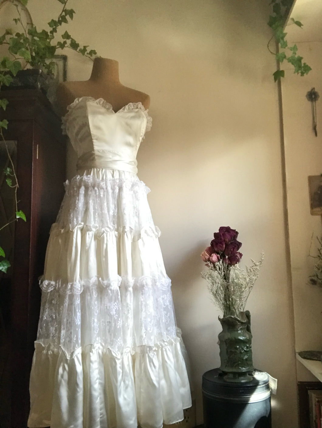 Authentic 1980’s Vintage White Satin and Lace Gunne Sax Strapless Dress