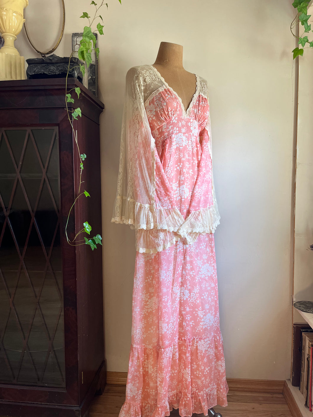 Beautiful 1960’s vintage black label Angel Sleeve Gunne Sax maxi dress