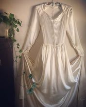 Load image into Gallery viewer, Beautiful antique white silk bridal gown
