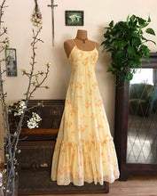 Load image into Gallery viewer, Authentic 1970&#39;s vintage sweet pea print Phase II sundress
