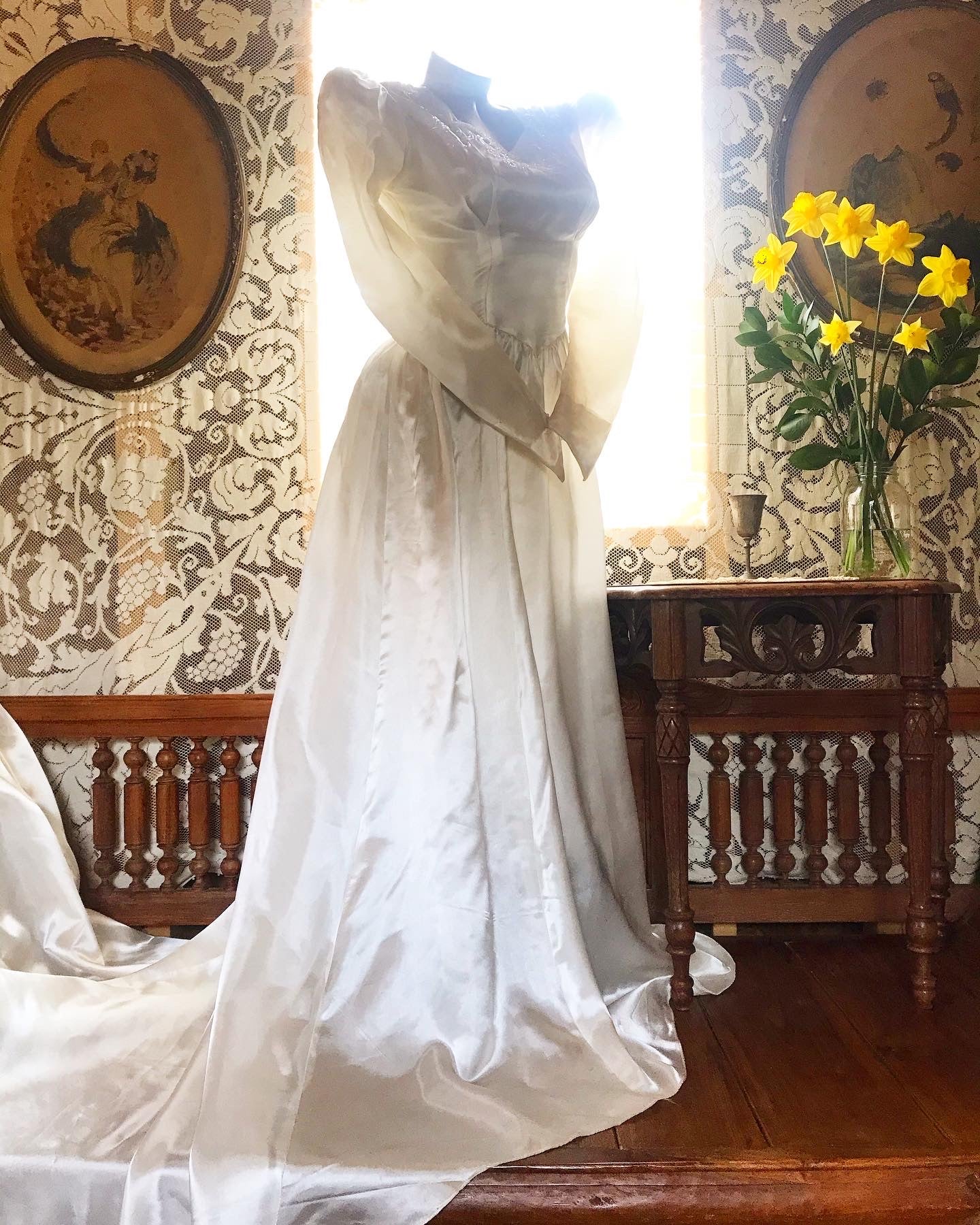 1930’s 1940’s vintage platinum liquid satin wedding gown 1930’s 1940’s vintage platinum liquid satin wedding gown